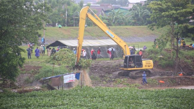 Cegah Banjir, TNI Kerja Bakti Bersihkan Enceng Gondok di Sungai Jeneberang