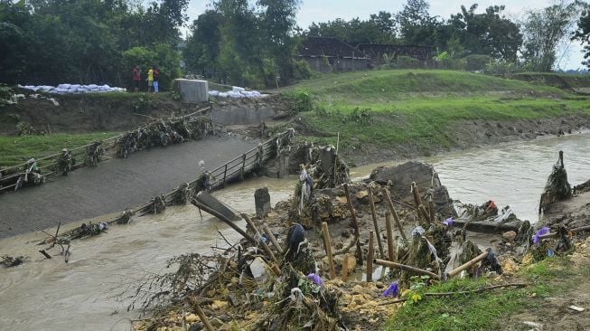 Warga melihat jembatan roboh di Desa Anggaswangi, Godong, Grobogan, Jawa Tengah, Jumat (18/12/2020). [ANTARA FOTO/Yusuf Nugroho]