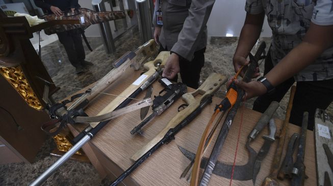 Anggota Polisi mengemas barang bukti teroris seusai rilis, di kantor Bareskrim, Mabes Polri, Jakarta, Jumat (18/12/2020). [ANTARA FOTO/Sigid Kurniawan]