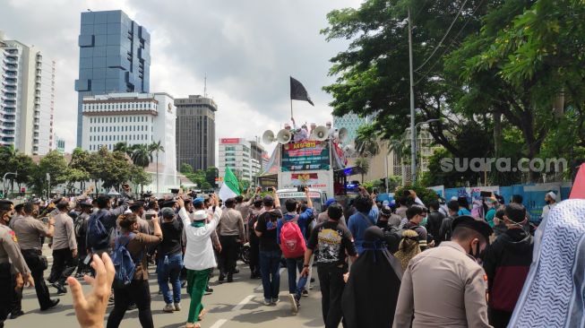 Aksi 1812 Dibubarkan Polisi, Massa Coba Bertahan Teriakkan Takbir