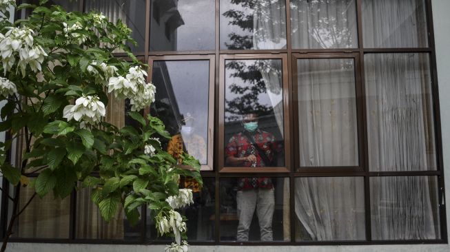 Tim relawan menyiapkan ruang isolasi pasien COVID-19 di Asrama Haji, Komplek Islamic Center Kabupaten Ciamis, Jawa Barat, Kamis (17/12/2020). [ANTARA FOTO/Adeng Bustomi]