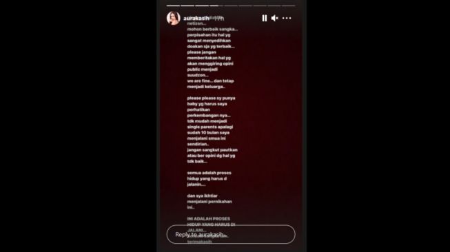 Pernyataan Aura Kasih tentang perpisahannya serta imbauan pada netizen [Instastory aurakasih].