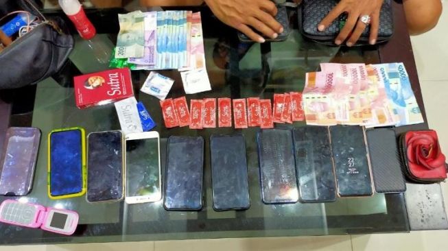 Barang bukti prostitusi online yang berhasil diamankan polisi di Sidrap / [Foto: Istimewa]