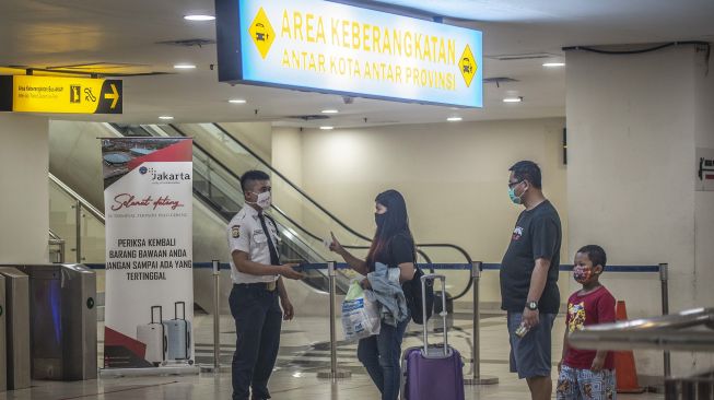 Calon penumpang berjalan menuju area keberangkatan di Terminal Terpadu Pulo Gebang, Jakarta, Sabtu (19/12/2020). [ANTARA FOTO/Aprillio Akbar]