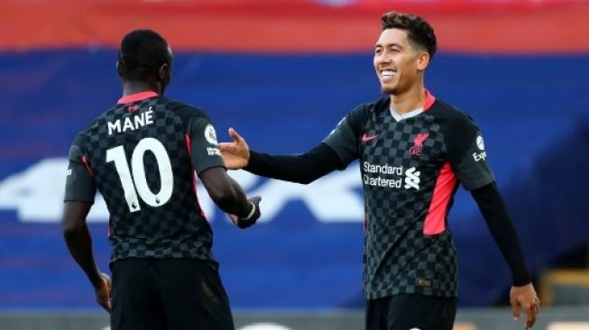 Gelandang Liverpool Roberto Firmino (kanan) merayakan golnya ke gawang Crystal Palace dengan rekan setimnya Sadio Mane dalam lanjutan Liga Inggris di Selhurst Park. Clive Rose / POOL / AFP