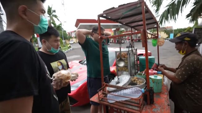 Mantap Jiwa! Crazy Rich Surabaya Borong Bakso Pentol Naik Ferrari