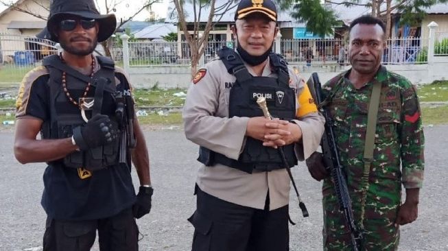 Ricuh Saat Rapat Pleno di DPRD Yalimo, Bokong Polisi Kena Panah