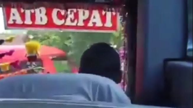 Detik-detik balapan antar bus lalu menabrak mobil. (Instagram)