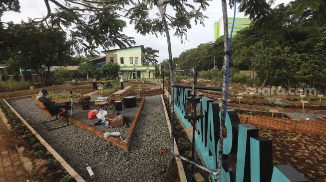 Sejumlah warga beraktivitas di Agro Edukasi Wisata Ragunan, Jakarta, Sabtu (19/12/2020). [Suara.com/Angga Budhiyanto] 