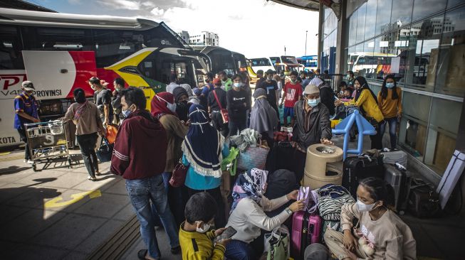 Calon penumpang menunggu kedatangan bus di Terminal Terpadu Pulo Gebang, Jakarta, Sabtu (19/12/2020). [ANTARA FOTO/Aprillio Akbar]