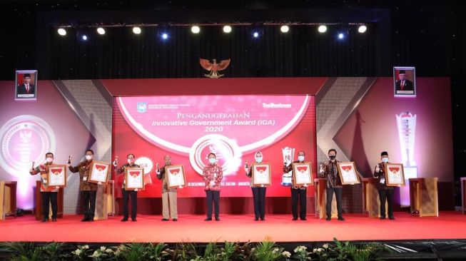 Wali Kota Tangsel, Airin Rachmi Diany, menerima Kota sangat Inovatif dalam ajang Penganugerahan Innovative Government Award (IGA) 2020. (Dok : Pemkot Tangsel)