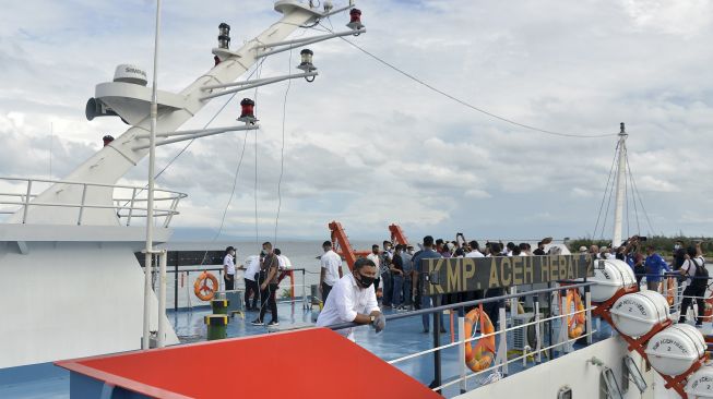 Sejumlah pejabat pemerintah Aceh menyambut kedatangan salah satu dari tiga kapal roro, KMP Aceh Hebat-2 di pelabuhan Ulee Lheue, Banda Aceh, Aceh, Sabtu (19/12/2020). [ANTARA FOTO/Ampelsa]