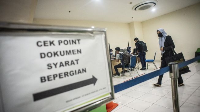 Calon penumpang berada di area pemeriksaan dokumen syarat bepergian di Terminal Terpadu Pulo Gebang, Jakarta, Sabtu (19/12/2020). [ANTARA FOTO/Aprillio Akbar]