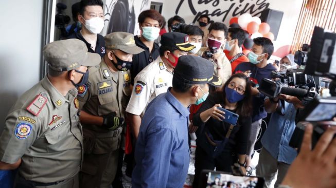 Camat dan sejumlah anggota Satpol PP mengamankan restoran Rizky Billar yang dianggap membuat kerumunan di kawasan Kemang, Jakarta Selatan, Sabtu (19/12/2020). [istimewa]