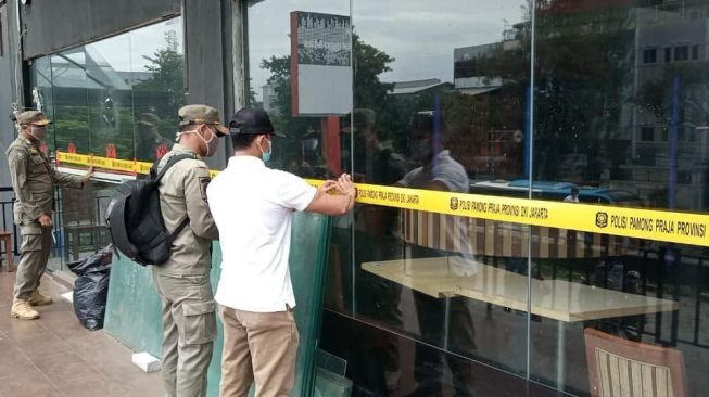 Satpol PP DKI Jakarta resmi menyegel diskotek New Monggo Mas, Daan Mogot, Jakarta Barat, Sabtu (19/12/2020).  (Foto dok. Satpol PP)