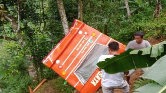 Sebuah kereta "kelinci" atau odong-odong berpenumpang 12 orang masuk jurang di tanjakan Sedangkrong, Desa Kluwih, Kabupaten Batang, Jawa Tengah / [Foto: Istimewa]