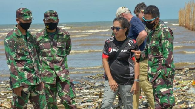 Ajak Dream Team, Penerjun Payung Dunia Naila Bersihkan Sampah di Cisadane