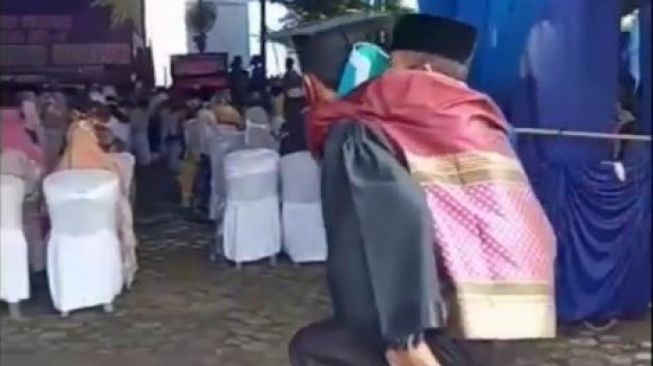 Terharu! Pria Ini Gendong Ayah ke Acara Wisuda, Ternyata Lulusan Terbaik