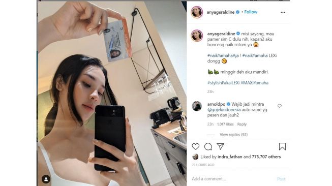 Anya Geraldine pamer pose SIM barunya di depan cermin (Instagram)