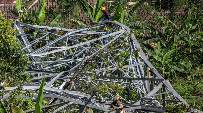 Sejumlah pekerja membongkar menara Saluran Udara Tegangan Ekstra Tinggi (SUTET) transmisi 500 KV jaringan Batang-Ungaran milik PT PLN (Persero) yang roboh di area perladangan Desa Lerep, Ungaran Barat, Jawa Tengah, Minggu (20/12/2020). ANTARA FOTO/Aji Styawan