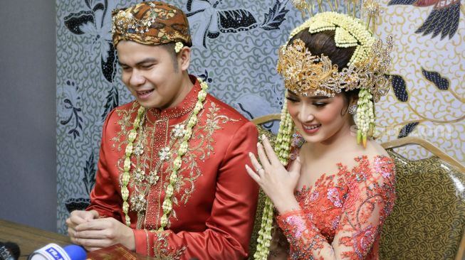 Ekspresi Aktor Handika Pratama dan istrinya, Rosiana Dewi saat menggelar konferensi pers pernikahan mereka di Kawasan Kuningan, Jakarta Selatan, Minggu (20/12). [Suara.com/Alfian Winanto]