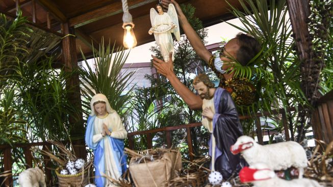 Petugas memasang dekorasi Natal di Gereja Santa Theresia, Menteng, Jakarta, Minggu (20/12/2020).  [ANTARA FOTO/M Risyal Hidayat]