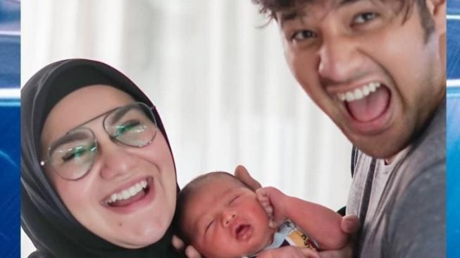 Irish Bella dan Ammar Zoni bersama Baby Air Rumi (Instagram/@airrumiakbar1453)