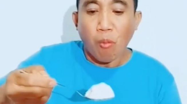 Video Bapak-bapak Mukbang Garam Dapur Bikin Publik Geram