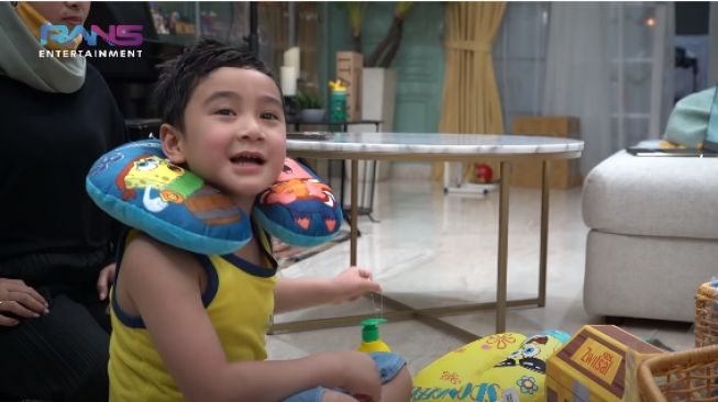 Rafathar mendapatkan hadiah dari Ayah dan Ibunya. - (YouTube/RansEntertainment)