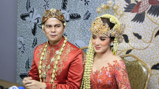 Aktor Handika Pratama dan istrinya, Rosiana Dewi saat konferensi pers kepada awak media mengenai pernikahan mereka di Kawasan Kuningan, Jakarta Selatan, Minggu (20/12). [Suara.com/Alfian Winanto]