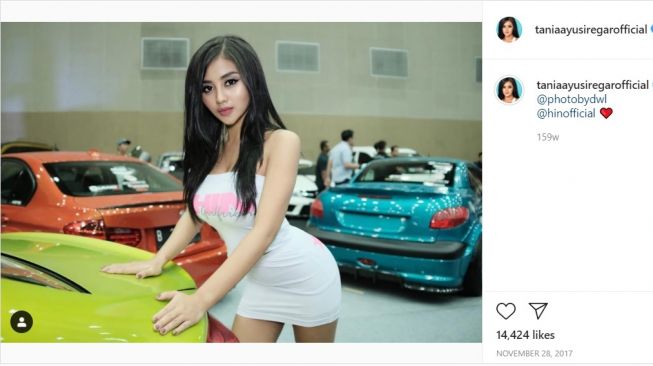 Coba tebak, mobil apa yang dipegang Tania Ayu (Instagram)