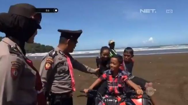 Viral Bocah Diinterogasi Polisi, Bukannya Takut Malah Beri Jawaban Menohok