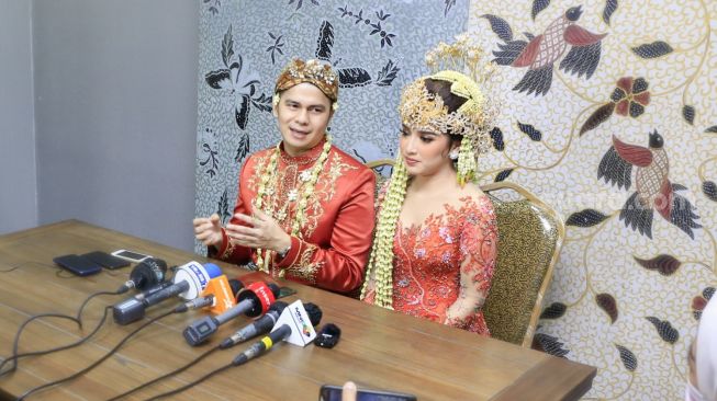 Aktor Handika Pratama dan istrinya, Rosiana Dewi saat menggelar konferensi pers pernikahan mereka di Kawasan Kuningan, Jakarta Selatan, Minggu (20/12). [Suara.com/Alfian Winanto]