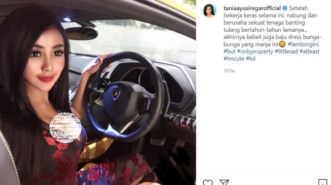 Pose bersama Lamborghini, apakah ini mobil Tania Ayu? (Instagram)