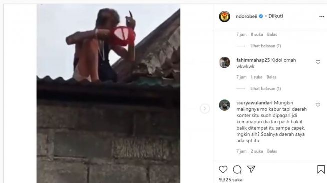 Maling tertangkap di atap rumah korban. (Instagram/@ndorobeii)