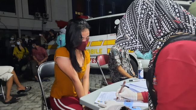 Sulap Hasil Tanpa Tes, Segini Tarif Calo Rapid Test di Stasiun Senen