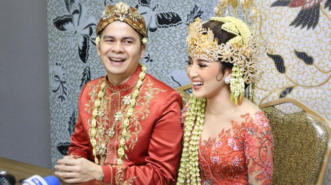 Ekspresi Aktor Handika Pratama dan istrinya, Rosiana Dewi saat menggelar konferensi pers pernikahan mereka di Kawasan Kuningan, Jakarta Selatan, Minggu (20/12). [Suara.com/Alfian Winanto]