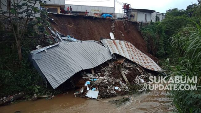 Kios Blok G Pasar Parungkuda Sukabumi Ambruk ke Sungai, Ini Kesaksian Warga