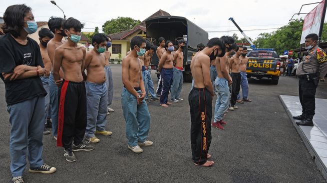 Sejumlah pelajar SMK dari Bogor diamankan di Mapolres Kota Serang, Banten, Senin (21/12/2020).  [ANTARA FOTO/Asep Fathulrahman]
