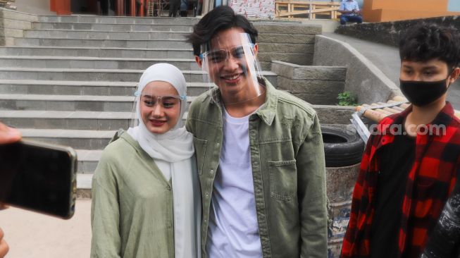 Aktris Dinda Hauw dan suami, Rey Mbayang ketika ditemui di Kawasan Tendean, Jakarta Selatan, Senin (21/12). [Suara.com/Alfian Winanto]