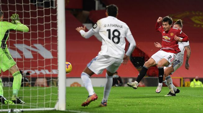 Bek Manchester United Victor Lindelof (kanan) mencetak gol keempat timnya selama selama pertandingan sepak bola Liga Premier Inggris antara Manchester United melawan Leeds United di Old Trafford, Manchester, Inggris, Senin (20/12) dini hari WIB. Michael Regan / POOL / AFP
