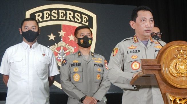 Kabareskrim Polri Komjen Listyo Sigit Prabowo (kanan) saat konferensi pers di Kantor Bareskrim Polri, Jakarta, Senin (21/12/2020). [ANTARA/ Anita Permata Dewi]