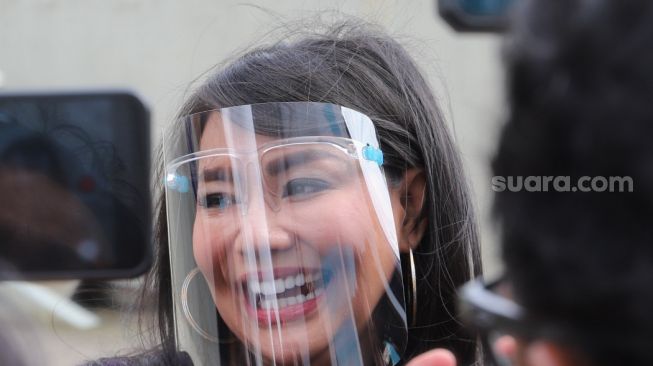 Aktris Tessa Kaunang tertawa saat diwawancarai awak media di Kawasan Tendean, Jakarta Selatan, Senin (21/12). [Suara.com/Alfian Winanto]