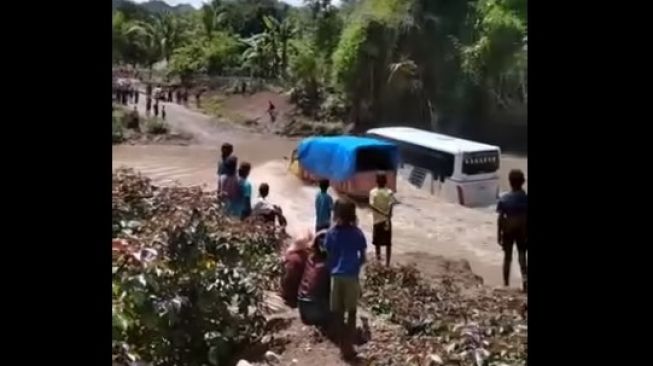 Aksi nekat sopir truk melintasi sungai (Facebook)