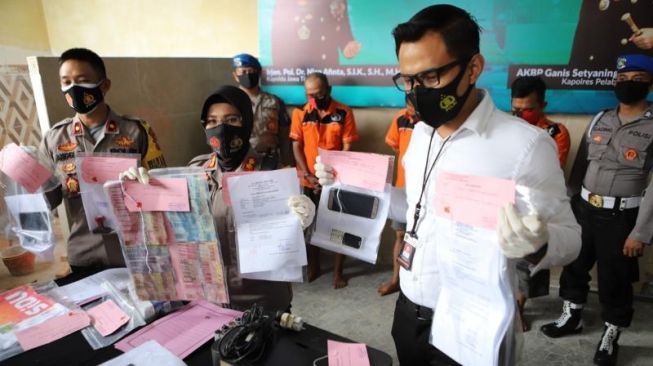 Palsukan Surat Rapid Test, Pegawai Puskesmas di Surabaya Diringkus Polisi