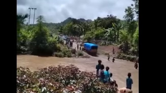 Aksi Sopir Truk Ini Bikin Takjub Warga, Bisa Seberangi Sungai Dengan Mudah