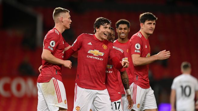 Bek Manchester United Victor Lindelof merayakan golnya bersama teman satu timnya usai mencetak gol keempat selama pertandingan sepak bola Liga Premier Inggris antara Manchester United melawan Leeds United di Old Trafford, Manchester, Inggris, Senin (20/12) dini hari WIB.
[Michael Regan / POOL / AFP]
