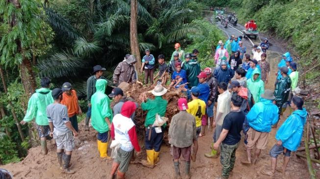 Warga gotong royong membersihkan material longsor yang menutupi badan jalan di Kelurahan Gantarang, Kecamatan Tinggimoncong, Gowa, Minggu (20/12/2020) / [Foto: Humas Pemkab Gowa]