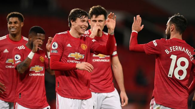 Bek Manchester United Victor Lindelof merayakan golnya bersama teman satu timnya usai mencetak gol keempat selama pertandingan sepak bola Liga Premier Inggris antara Manchester United melawan Leeds United di Old Trafford, Manchester, Inggris, Senin (20/12) dini hari WIB.
[Michael Regan / POOL / AFP]
