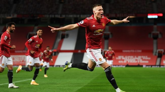 Gelandang Manchester United Scott McTominay melakukan selebrasi usai mencetak gol ke gawang Leeds United dalam laga pekan ke-14 Liga Inggris di Old Trafford, Senin (21/12/2020) dini hari WIB. [Michael Regan / POOL / AFP]